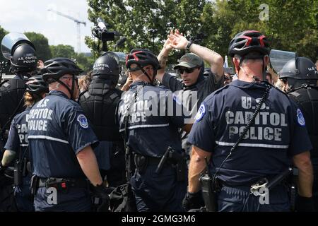 Washington, USA. September 2021. Die Polizei verhaftete heute am 18. September 2021 auf dem Union Square in Washington DC, USA, einen Protestierenden während einer Kundgebung über „Gerechtigkeit für J6“. (Foto von Lenin Nolly/Sipa USA) Quelle: SIPA USA/Alamy Live News Stockfoto