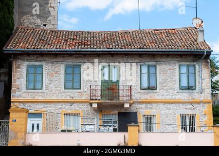 Sibenik, Kroatien - 25. August 2021: Steinhaus in der Altstadt Stockfoto