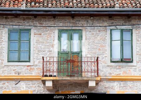 Sibenik, Kroatien - 25. August 2021: Steinhaus in der Altstadt, Detail Stockfoto