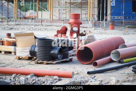 Verschiedene Kunststoffrohre und andere Materialien auf der Baustelle Stockfoto