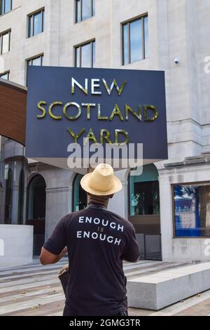 London, Großbritannien. September 2021. Ein Aktivist steht während der Demonstration „Binning Knives rves Lives“ vor dem New Scotland Yard. Kredit: Vuk Valcic / Alamy Live Nachrichten Stockfoto