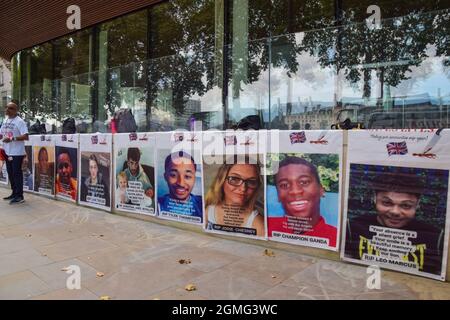 London, Großbritannien. September 2021. Aktivisten stellten während der Demonstration „Binning Knives rves Lives“ vor dem New Scotland Yard Bilder von Opfern von Messerkriminalität auf. Kredit: Vuk Valcic / Alamy Live Nachrichten Stockfoto