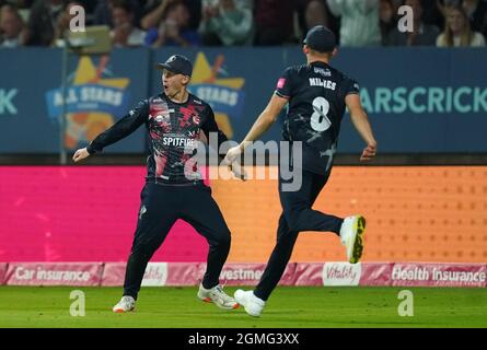 Kent Spitfires' Jordan Cox feiert, nachdem Teamkollege Matt Milnes (rechts) den Ball von der Grenze wieder ins Spiel gebracht hat, um während des Vitality Blast Finales in Edgbaston, Birmingham, Lewis Gregory von Somerset zu fangen und zu entlassen. Bilddatum: Samstag, 18. September 2021. Stockfoto