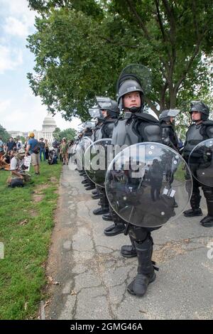 Washington DC, USA. September 2021. Mitglieder der US Capitol Police in voller Ausrüstung stehen in der Nähe des Ortes, an dem die Veranstaltung der Justice for J6 in Washington DC stattfindet. Die Kundgebung wird abgehalten, um diejenigen zu unterstützen, die wegen krimineller Handlungen angeklagt wurden, als sie an den Unruhen vom 6. Januar 2021 teilnahmen und die Freilassung der Anklagen wünschen. Der ehemalige Präsident Trump unterstützt diese Kundgebung. P 18. September 2021. Quelle: Patsy Lynch/Media Punch/Alamy Live News Stockfoto