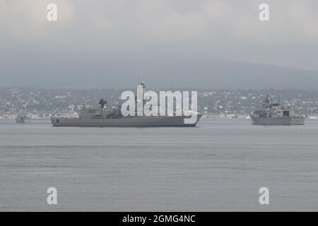 Von links nach rechts sind HMS Pembroke (M107), ein Minenjäger der Sandown-Klasse, der von der Royal Navy betrieben wird, HNLMS Van Amstel (F831), eine Fregatte der Karel-Doorman-Klasse der Royal Netherlands Navy, Und HMCS Fredericton (FFH-337), eine von der Royal Canadian Navy betriebene Fregatte der Halifax-Klasse (oder City-Klasse) vor Greenock am Firth of Clyde. Die Schiffe befanden sich auf dem Clyde, bevor sie an den militärischen Übungen Dynamic Mariner 2021 und Joint Warrior 21-2 teilnahmen. Stockfoto