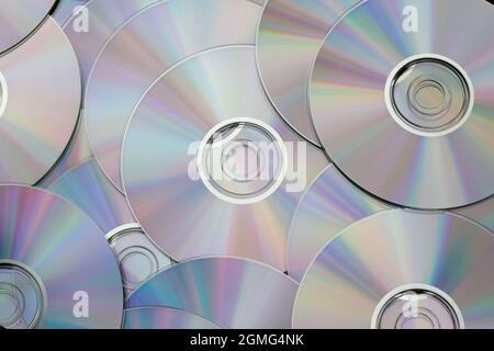 Stapel von CDs, die zum Speichern von Daten, Audio und Video verwendet werden Stockfoto