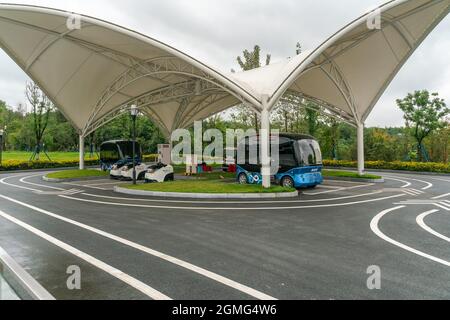 CHONGQING, CHINA - 22. Oktober 2020: Eine Aufnahme von elektrisch angetriebenen Autopiloten, die Busse fahren, die im touristischen Verkehr eingesetzt werden Stockfoto