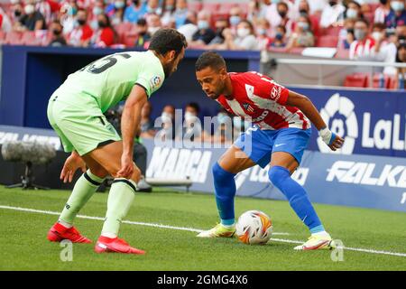 Renan Lodi von Atletico de Madrid im Einsatz mit Inigo Lekue vom Athletic Club während des La Liga-Spiels zwischen Atletico de Madrid und Athletic Club Bilbao im Wanda Metropolitano Stadium in Madrid, Spanien. Stockfoto