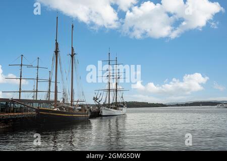 Oslo, Norwegen. 2021. September. Zwei alte Schiffe vertäuten an der Stelle der Stadt Stockfoto