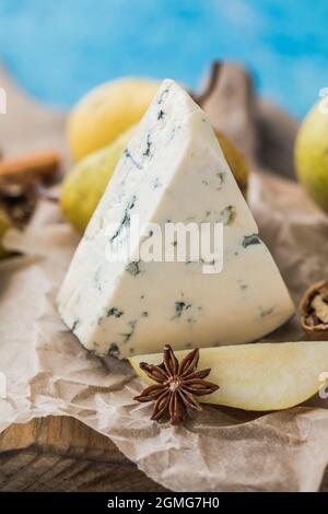 Gorgonzola Picant Italienischer Blauschimmelkäse, hergestellt aus nicht entrahmter Kuhmilch in Norditalien. Stück Blauschimmelkäse danablu, roquefort mit Birne und Stockfoto