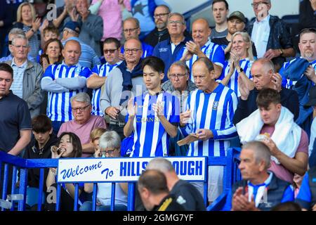 Sheffield, Großbritannien. September 2021. Die Fans von Sheffield Wednesday begrüßen ihr Team am 9/18/2021 auf dem Platz in Sheffield, Großbritannien. (Foto von James Heaton/News Images/Sipa USA) Quelle: SIPA USA/Alamy Live News Stockfoto