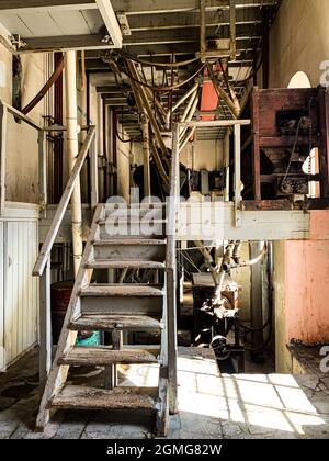 Alte Holzleitern in der alten Mühle „El Urense“ in ures MPO. Ures, Sonora, Mexiko. Verlassen, heruntergekommen, Ruinen. (Foto von Luis Gutierrez / Norte Photo) Escarelas de madera madera vieja en el Antiguo molino harinero „El Urense“ en ures MPO. Ures, Sonora, Mexiko. Abandonado, verschlechtert, ruinas . (Foto von Luis Gutierrez / Norte Photo) Stockfoto