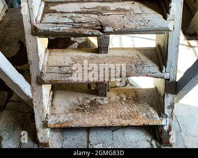 Alte Holzleitern in der alten Mühle „El Urense“ in ures MPO. Ures, Sonora, Mexiko. Verlassen, heruntergekommen, Ruinen. (Foto von Luis Gutierrez / Norte Photo) Escarelas de madera madera vieja en el Antiguo molino harinero „El Urense“ en ures MPO. Ures, Sonora, Mexiko. Abandonado, verschlechtert, ruinas . (Foto von Luis Gutierrez / Norte Photo) Stockfoto