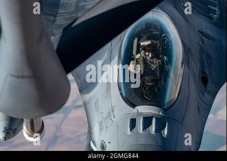 Ein Pilot der belgischen Luftwaffe fliegt ein Kampfflugzeug der F-16 von Falcon in die Position, das von einem Stratotanker der US-Luftwaffe KC-135 aufgetankt wird, das der 349. Expeditionary Air-Betankungsschwadron zugewiesen wurde, Während einer Mission zur Unterstützung der gemeinsamen Task Force – Operation Inhärent Resolve im Verantwortungsbereich des US Central Command, 8. September 2021. Die 349. EARS, die zusammen mit der US Air Forces Central eingesetzt wird, ist für die Lieferung von Kraftstoff in die USA und die Partnerländer verantwortlich und ermöglicht so die Luftkraft, Abschreckung und Stabilität in der Region. (USA Luftwaffe Foto von Senior Airman Taylor Coll) Stockfoto