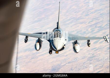 Ein Pilot der belgischen Luftwaffe fliegt ein Kampfflugzeug der F-16 von Falcon in die Position, das von einem Stratotanker der US-Luftwaffe KC-135 aufgetankt wird, das der 349. Expeditionary Air-Betankungsschwadron zugewiesen wurde, Während einer Mission zur Unterstützung der gemeinsamen Task Force – Operation Inhärent Resolve im Verantwortungsbereich des US Central Command, 8. September 2021. Die 349. EARS, die zusammen mit der US Air Forces Central eingesetzt wird, ist für die Lieferung von Kraftstoff in die USA und die Partnerländer verantwortlich und ermöglicht so die Luftkraft, Abschreckung und Stabilität in der Region. (USA Luftwaffe Foto von Senior Airman Taylor Coll) Stockfoto