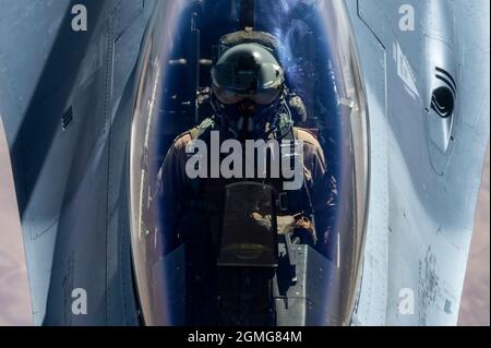 Ein Pilot der belgischen Luftwaffe fliegt ein Kampfflugzeug der F-16 von Falcon in die Position, das von einem Stratotanker der US-Luftwaffe KC-135 aufgetankt wird, das der 349. Expeditionary Air-Betankungsschwadron zugewiesen wurde, Während einer Mission zur Unterstützung der gemeinsamen Task Force – Operation Inhärent Resolve über den Zuständigkeitsbereich des US Central Command, 8. September 2021. Die 349. EARS, die zusammen mit der US Air Forces Central eingesetzt wird, ist für die Lieferung von Kraftstoff in die USA und die Partnerländer verantwortlich und ermöglicht so die Luftkraft, Abschreckung und Stabilität in der Region. (USA Luftwaffe Foto von Senior Airman Taylor Coll) Stockfoto