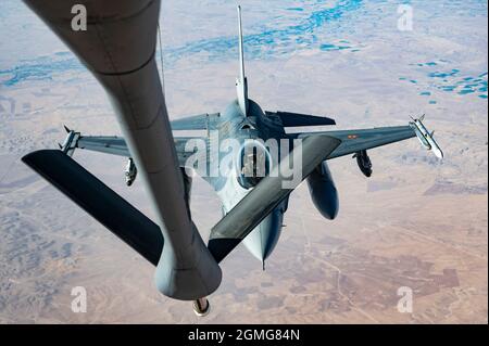 Ein Pilot der belgischen Luftwaffe fliegt ein Kampfflugzeug der F-16 von Falcon in die Position, das von einem Stratotanker der US-Luftwaffe KC-135 aufgetankt wird, das der 349. Expeditionary Air-Betankungsschwadron zugewiesen wurde, Während einer Mission zur Unterstützung der gemeinsamen Task Force – Operation Inhärent Resolve im Verantwortungsbereich des US Central Command, 8. September 2021. Die 349. EARS, die zusammen mit der US Air Forces Central eingesetzt wird, ist für die Lieferung von Kraftstoff in die USA und die Partnerländer verantwortlich und ermöglicht so die Luftkraft, Abschreckung und Stabilität in der Region. (USA Luftwaffe Foto von Senior Airman Taylor Coll) Stockfoto