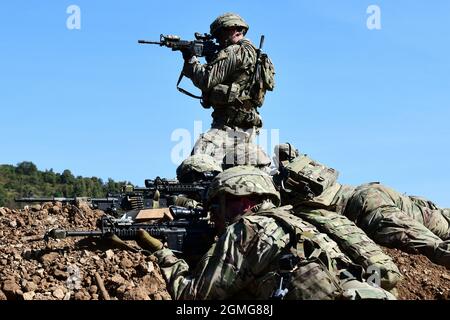 Fallschirmjäger der US-Armee, die der Dog Company and Attack Company, dem 1. Bataillon (Airborne), dem 503. Infanterie-Regiment, der 173. Luftbrigade, zugewiesen sind, arbeiten in Teams während der Soldatenqualifikation und der Schießerei auf die M240-Maschinengewehre im Rahmen der Übung „Eagle Storm“ auf der kroatischen Armee „Eugen Kvaternik“ in Slunj, Kroatien, Sept. 15, 2021. Die 173. Airborne Brigade ist die Notfalleinsatztruppe der US-Armee in Europa, die in der Lage ist, einsatzbereite Truppen überall in den Verantwortungsbereichen der USA, in Europa, Afrika oder Central zu projizieren. (USA Foto der Armee von Elena Baladelli) Stockfoto