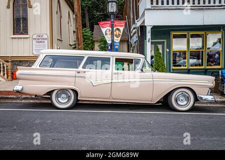 Virginia City, NV - 31. Juli 2021: 1957 Ford Country Sedan Kombi auf einer lokalen Automshow. Stockfoto