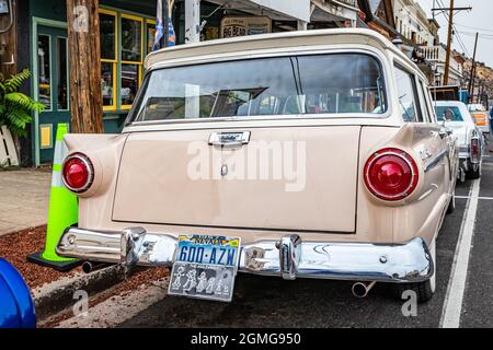 Virginia City, NV - 31. Juli 2021: 1957 Ford Country Sedan Kombi auf einer lokalen Automshow. Stockfoto