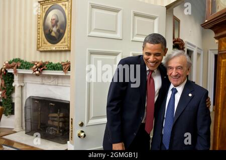 Präsident Barack Obama begrüßt Elie Wiesel am 5. Dezember 2011 im Oval Office. (Offizielles Foto des Weißen Hauses von Pete Souza) Dieses offizielle Foto des Weißen Hauses wird nur zur Veröffentlichung durch Nachrichtenorganisationen und/oder zum persönlichen Druck durch die Betreffzeile(en) des Fotos zur Verfügung gestellt. Das Foto darf in keiner Weise manipuliert werden und darf nicht in kommerziellen oder politischen Materialien, Anzeigen, E-Mails, Produkten oder Werbeaktionen verwendet werden, die in irgendeiner Weise die Zustimmung oder Billigung des Präsidenten, der ersten Familie oder des Weißen Hauses nahelege. Stockfoto