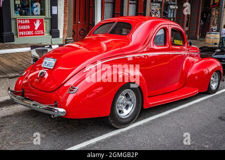 Virginia City, NV - 31. Juli 2021: 1940 Ford Deluxe Coupe auf einer lokalen Automshow. Stockfoto