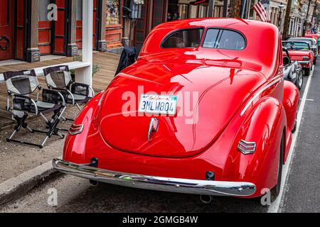 Virginia City, NV - 31. Juli 2021: 1940 Ford Deluxe Coupe auf einer lokalen Automshow. Stockfoto