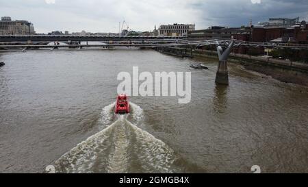 Ausflugsboot unter Millennium Bridge Sommer 2021 Drohne geschossen Stockfoto