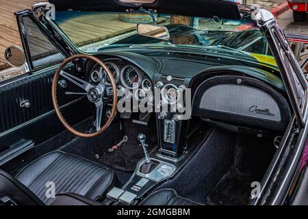 Virginia City, NV - 31. Juli 2021: 1964 Chevrolet Corvette Stingray Cabriolet auf einer lokalen Automobilmesse. Stockfoto