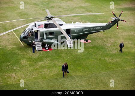 Präsident Barack Obama und First Lady Michelle Obama treffen nach ihrer Reise nach Fort Bragg, N.C., am 14. Dezember 2011 auf dem South Lawn des Weißen Hauses ein. (Offizielles Foto des Weißen Hauses von Chuck Kennedy) Dieses offizielle Foto des Weißen Hauses wird nur zur Veröffentlichung durch Nachrichtenorganisationen und/oder zum persönlichen Druck durch die Betreffenden des Fotos zur Verfügung gestellt. Das Foto darf in keiner Weise manipuliert werden und darf nicht in kommerziellen oder politischen Materialien, Anzeigen, E-Mails, Produkten oder Werbeaktionen verwendet werden, die in irgendeiner Weise die Zustimmung oder Billigung des Präsidenten, der Fir, nahelege Stockfoto