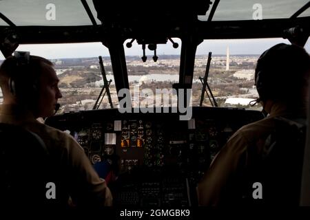 Das Tidal Basin und das Washington Monument sind vom Cockpit von Marine One während des Fluges von Präsident Barack Obama von der Joint Base Andrews, MD., zum Weißen Haus in Washington, D.C. am 20. Dezember 2011 sichtbar. (Offizielles Foto des Weißen Hauses von Pete Souza) Dieses offizielle Foto des Weißen Hauses wird nur zur Veröffentlichung durch Nachrichtenorganisationen und/oder zum persönlichen Druck durch die Betreffzeile(en) des Fotos zur Verfügung gestellt. Das Foto darf in keiner Weise manipuliert werden und darf nicht in kommerziellen oder politischen Materialien, Werbung, E-Mails, Produkten oder Werbeaktionen verwendet werden, die in irgendeiner Weise nahelegt Stockfoto