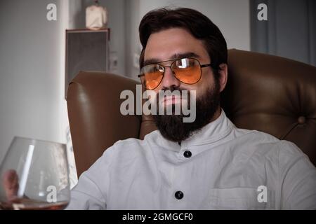 Mann mit einem Glas Alkohol Stockfoto