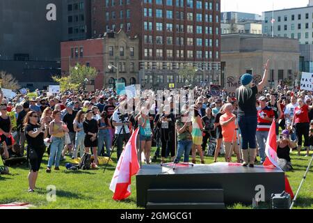 Menschen, die auf dem Parliament Hill in Ottawa, National Capital o, gegen die obligatorische Impfung, Nötigung und die Umsetzung der Impfpässe protestieren Stockfoto