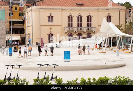 Sibenik, Kroatien - 25. August 2021: Stadtplatz vor der Altstadt, mit Theatergebäude Stockfoto