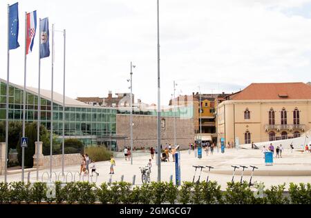 Sibenik, Kroatien - 25. August 2021: Stadtplatz vor der Altstadt, mit Stein- und Glasbibliothek und Theater Stockfoto