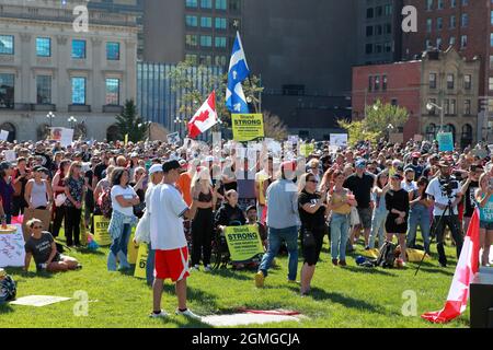 Menschen, die auf dem Parliament Hill in Ottawa, National Capital o, gegen die obligatorische Impfung, Nötigung und die Umsetzung der Impfpässe protestieren Stockfoto