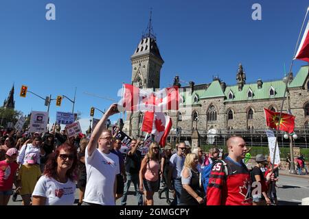 Menschen, die sich gegen die obligatorische Impfung, den Zwang und die Umsetzung der Impfpässe wehren, marschieren auf dem Parliament Hill in Ottawa, National Cap Stockfoto