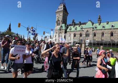 Menschen, die sich gegen die obligatorische Impfung, den Zwang und die Umsetzung der Impfpässe wehren, marschieren auf dem Parliament Hill in Ottawa, National Cap Stockfoto