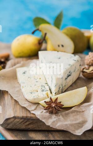 Gorgonzola Picant Italienischer Blauschimmelkäse, hergestellt aus nicht entrahmter Kuhmilch in Norditalien. Stück Blauschimmelkäse danablu, roquefort mit Birne und Stockfoto