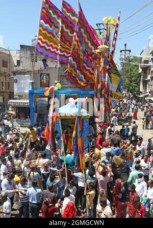 Beawar, Indien. September 2021. Hinduistische Anhänger versammeln sich, um während der Feierlichkeiten zum Teja Dashami-Fest inmitten der COVID-19-Coronavirus-Pandemie in Beawar in einem Tempel zu beten. Veer Teja gilt als eine der wichtigsten elf Inkarnationen von Herrn Shiva und als Gottheit im ländlichen Rajasthan angebetet. (Foto: Sumit Saleswat/Pacific Press) Quelle: Pacific Press Media Production Corp./Alamy Live News Stockfoto