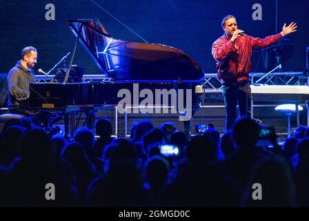 Jamel, Deutschland. September 2021. Der Musiker Danger Dan (r) und der Starpianist Igor Levit (l) treten beim Konzert „Jamel rocks the Forester“ im kleinen Dorf Jamel bei Wismar auf. Das landesweit bekannte Fest ist ein Zeichen des Engagements der Zivilgesellschaft gegen die starke Neonazi-Szene im Dorf. Quelle: Jens Büttner/dpa-Zentralbild/dpa/Alamy Live News Stockfoto