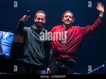 Jamel, Deutschland. September 2021. Der Musiker Danger Dan (r) und der Starpianist Igor Levit (l) treten beim Konzert „Jamel rocks the Forester“ im kleinen Dorf Jamel bei Wismar auf. Das landesweit bekannte Fest ist ein Zeichen des Engagements der Zivilgesellschaft gegen die starke Neonazi-Szene im Dorf. Quelle: Jens Büttner/dpa-Zentralbild/dpa/Alamy Live News Stockfoto