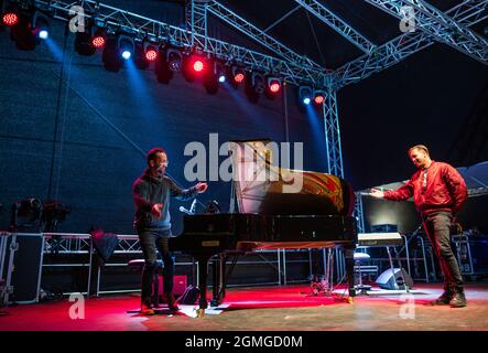 Jamel, Deutschland. September 2021. Der Musiker Danger Dan (r) und der Starpianist Igor Levit (l) treten beim Konzert „Jamel rocks the Forester“ im kleinen Dorf Jamel bei Wismar auf. Das landesweit bekannte Fest ist ein Zeichen des Engagements der Zivilgesellschaft gegen die starke Neonazi-Szene im Dorf. Quelle: Jens Büttner/dpa-Zentralbild/dpa/Alamy Live News Stockfoto