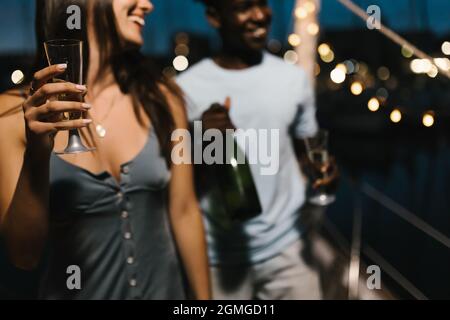 Junges Paar, das Party und Tanz beim Champagner trinken und feiern Stockfoto