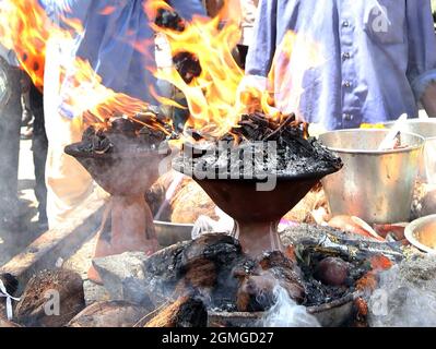 Beawar, Indien. September 2021. Hinduistische Anhänger führen Rituale in einem Tempel während des Teja Dashami-Festes inmitten der COVID-19-Coronavirus-Pandemie in Beawar durch. Veer Teja gilt als eine der wichtigsten elf Inkarnationen von Herrn Shiva und als Gottheit im ländlichen Rajasthan angebetet. (Foto: Sumit Saleswat/Pacific Press) Quelle: Pacific Press Media Production Corp./Alamy Live News Stockfoto