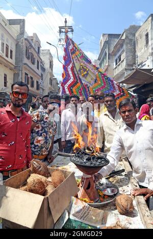 Beawar, Indien. September 2021. Hinduistische Anhänger versammeln sich, um während der Feierlichkeiten zum Teja Dashami-Fest inmitten der COVID-19-Coronavirus-Pandemie in Beawar in einem Tempel zu beten. Veer Teja gilt als eine der wichtigsten elf Inkarnationen von Herrn Shiva und als Gottheit im ländlichen Rajasthan angebetet. (Foto: Sumit Saleswat/Pacific Press) Quelle: Pacific Press Media Production Corp./Alamy Live News Stockfoto