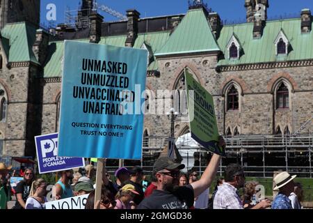 Menschen, die sich gegen die obligatorische Impfung, den Zwang und die Umsetzung der Impfpässe wehren, marschieren auf dem Parliament Hill in Ottawa, National Cap Stockfoto