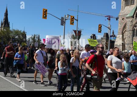 Menschen, die sich gegen die obligatorische Impfung, den Zwang und die Umsetzung der Impfpässe wehren, marschieren auf dem Parliament Hill in Ottawa, National Cap Stockfoto