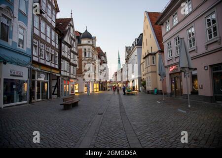 Hameln, Niedersachsen, Deutschland, 09 03 2021, Menschen in der Innenstadt im Einkaufs- und Restaurantbereich Stockfoto