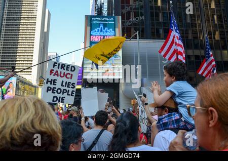 New York, Usa. September 2021. Während der „World Wide Rally for Freedom“ am 18. September 2021 wird ein Teilnehmer mit einem Anti-Covid-19-Impfbanner gesehen. (Foto von Ryan Rahman/Pacific Press) Quelle: Pacific Press Media Production Corp./Alamy Live News Stockfoto